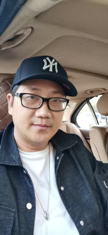 拥抱幸福的第一张照片--将乐征婚网